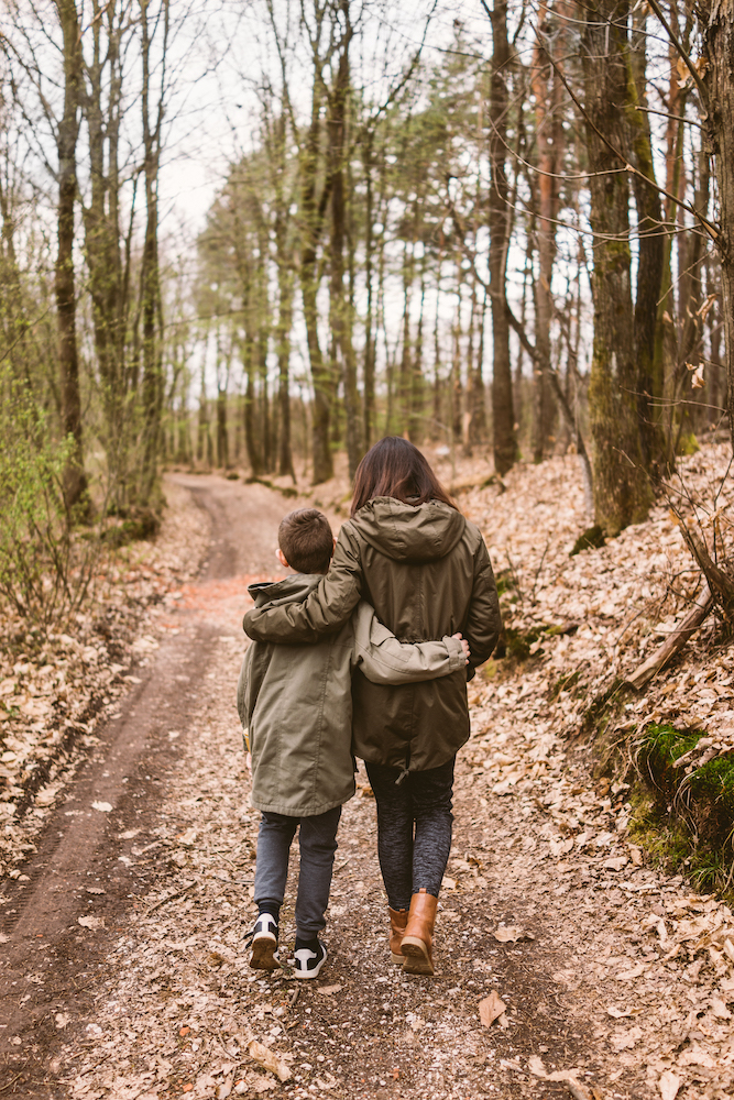 Leibliche Mutter muss adoptiertem Kind helfen, den Vater zu suchen